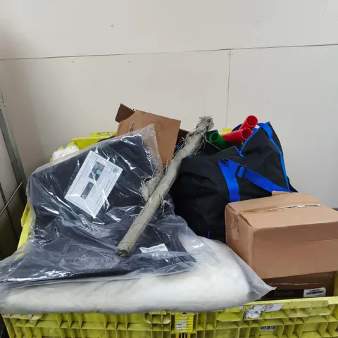 A PALLET CONTAINING A LARGE AMOUNT OF ASSORTED ITEMS TO INCLUDE PILLOW, MG FABRIC MATS, BARBELLS ETC