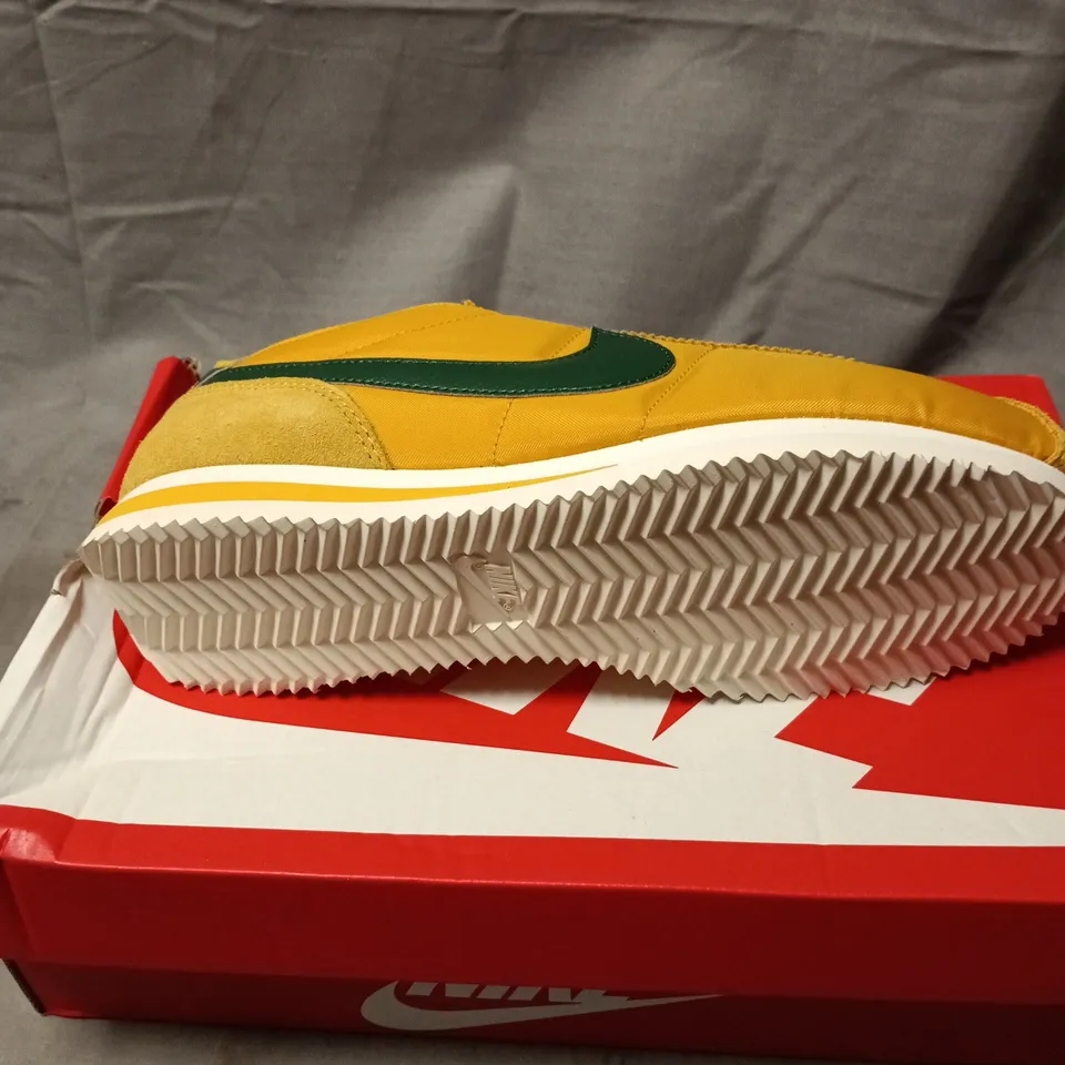 NIKE SNEAKERS – YELLOW/ORANGE WITH GREEN SWOOSH SIZE 7.5 BOXED