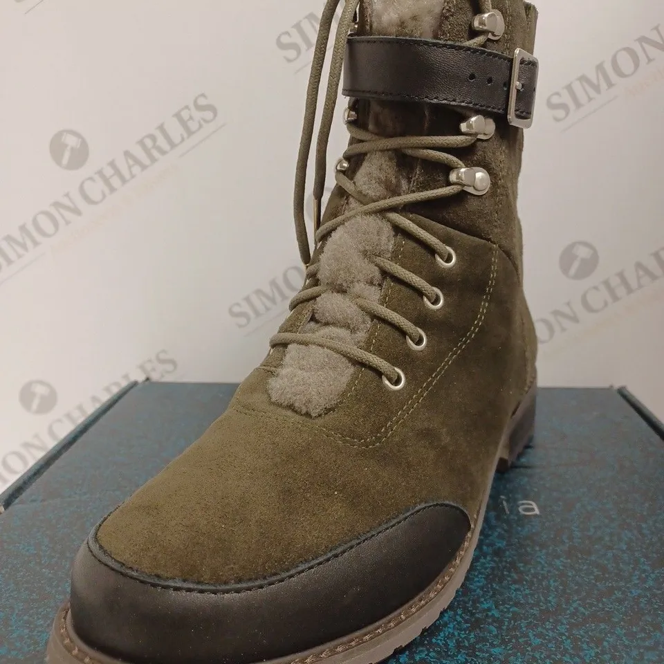 BOXED EMU EXPLORER WALDRON MIX WATERPROOF LACE UP BOOTS, DARK OLIVE - SIZE 8