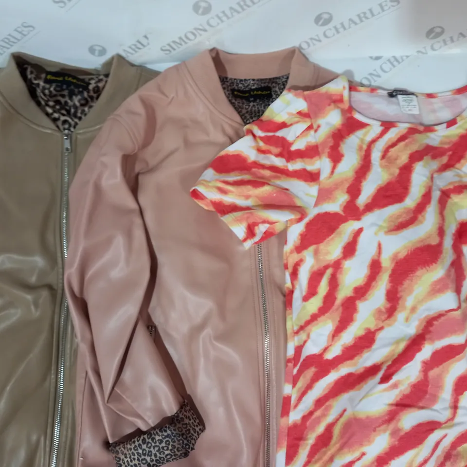 BOX OF APPROXIMATELY 20 ASSORTED CLOTHING ITEMS IN VARIOUS STYLES AND SIZES TO INCLUDE KIM & CO, FRANK USHER, ETC
