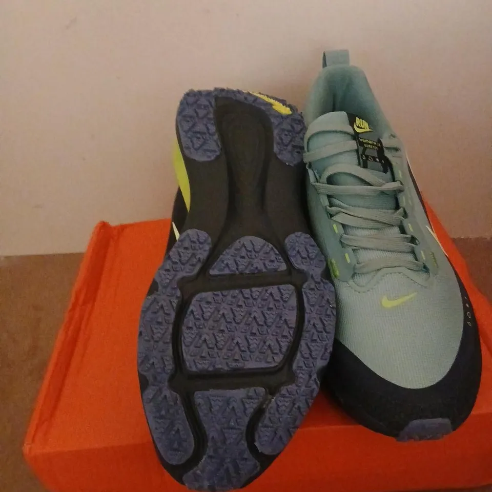 NIKE VOMERO 18 GTX RUNNING SHOES – UK 8, LIGHT BLUE/GRAY WITH NEON YELLOWS