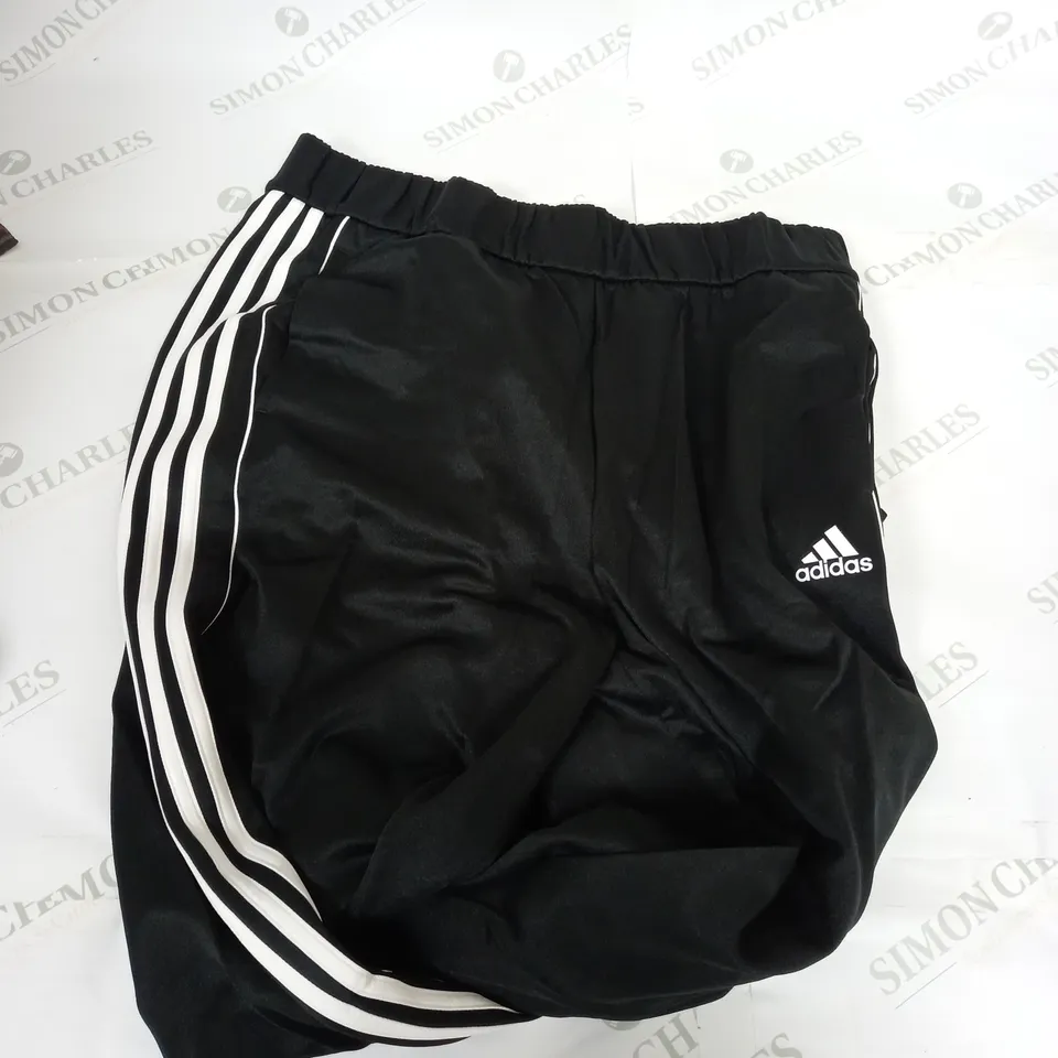 ADIDAS STRAIGHT LEG TRACKSUIT PANTS IN BLACK - L