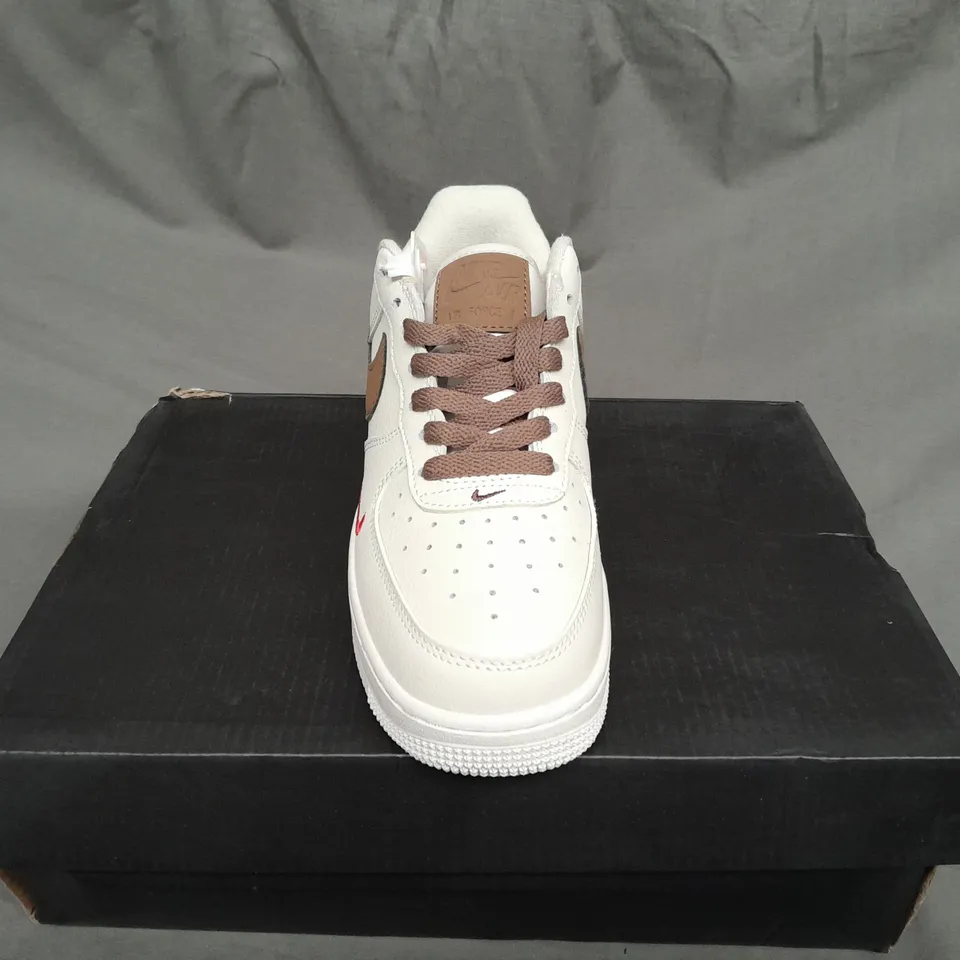 BOXED PAIR OF WOMENS AIR FORCE 1 '07 TRAINERS SIZE 4