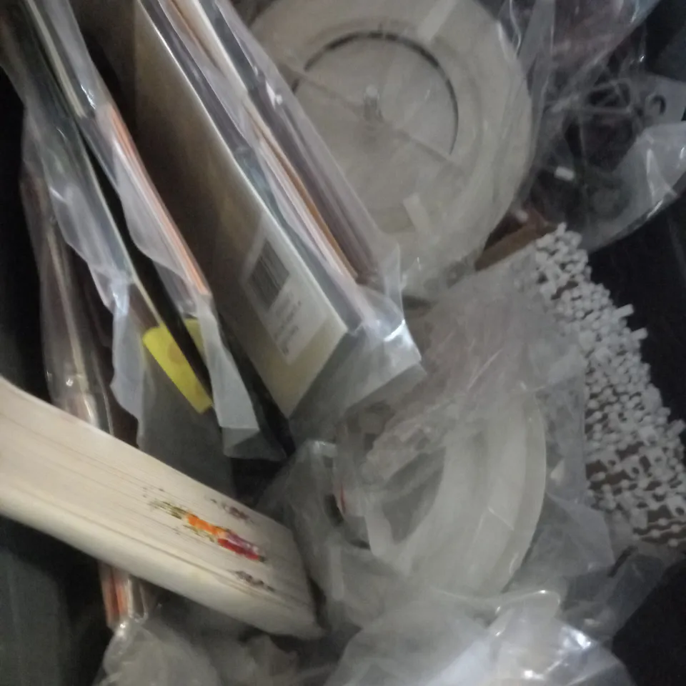BOX OF APPROX 15 ASSORTED HOUSEHOLD ITEMS TO INCLUDE SLICING BOARD, DIGITAL FOOD THERMOMETER, GOLF BALLS, ETC 