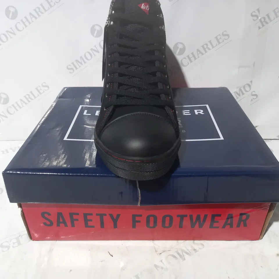 BOXED PAIR OF LEE COOPER WORKWEAR SAFETY BOOTS IN BLACK UK SIZE 9