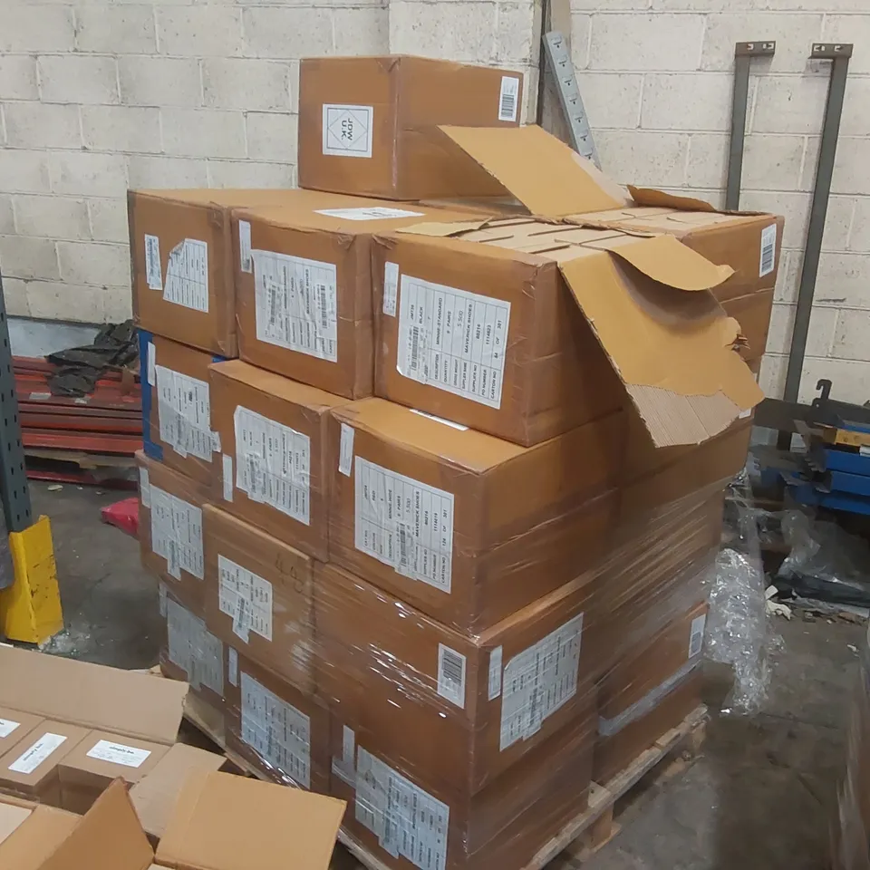 PALLET CONTAINING APPROXIMATELY 190x ASSORTED BRAND NEW DESIGNER  SHOES INCLUDING: SIMPLY BE SANDALS, SIMPLY BE BALLET SHOES ECT