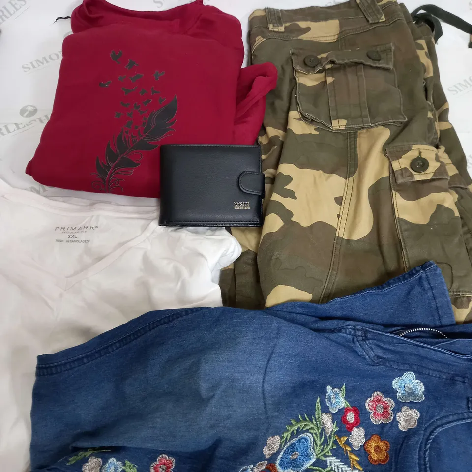 BOX OF APPROXIMATELY 25 ASSORTED CLOTHING ITEMS TO INCUDE - WALLET , CARGOS , JEANS ETC