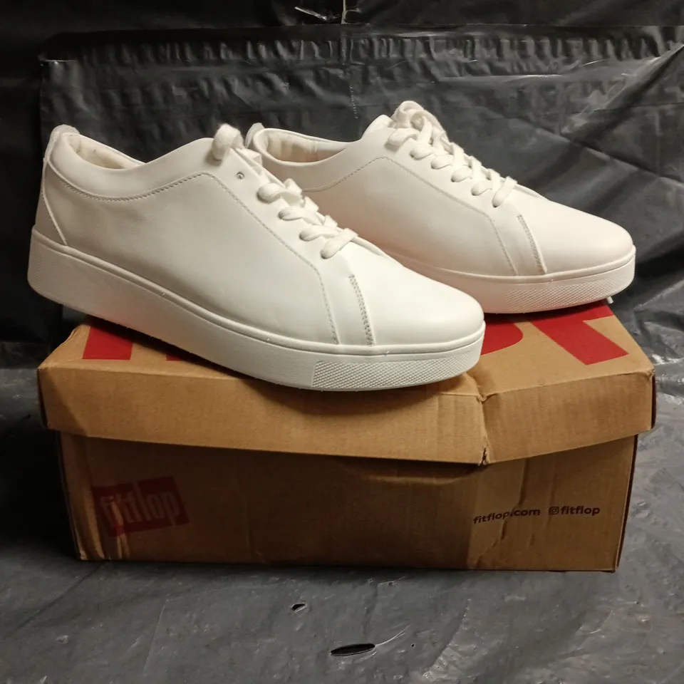 BOXED PAIR OF FITFLOP RALLY SNEAKERS IN WHITE SIZE UK 6.5