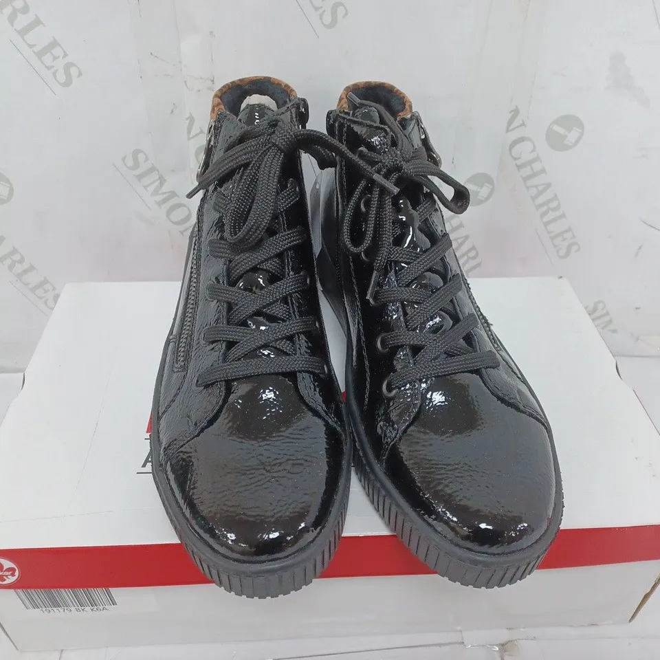 BOXED PAIR OF RIEKER HI TOP CUFF TRAINERS IN BLACK UK SIZE 6.5