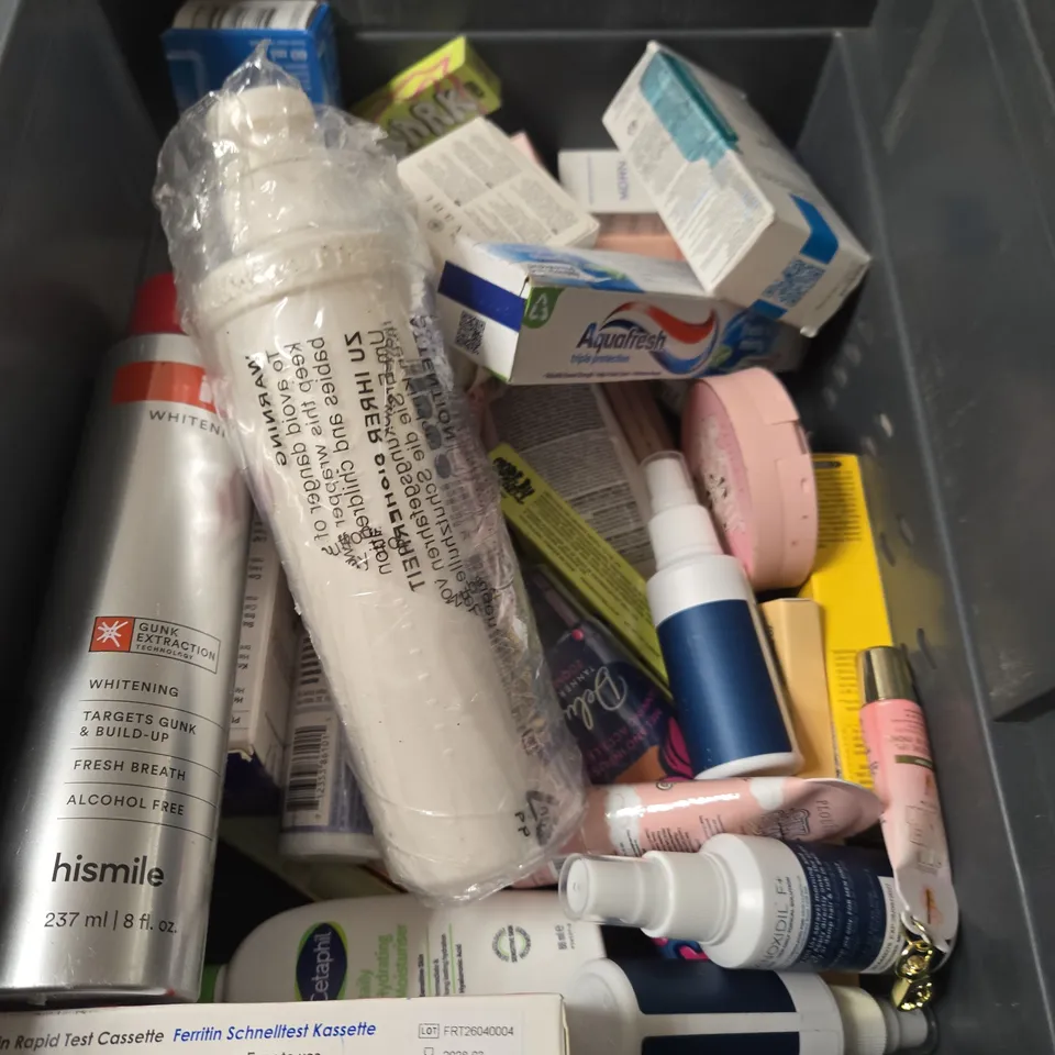 APPROXIMATELY 20 ASSORTED HEALTH & BEAUTY PRODUCTS TO INCLUDE SELF TAN MITT, MAKE UP REMOVER, CLEANSING WATER ETC 