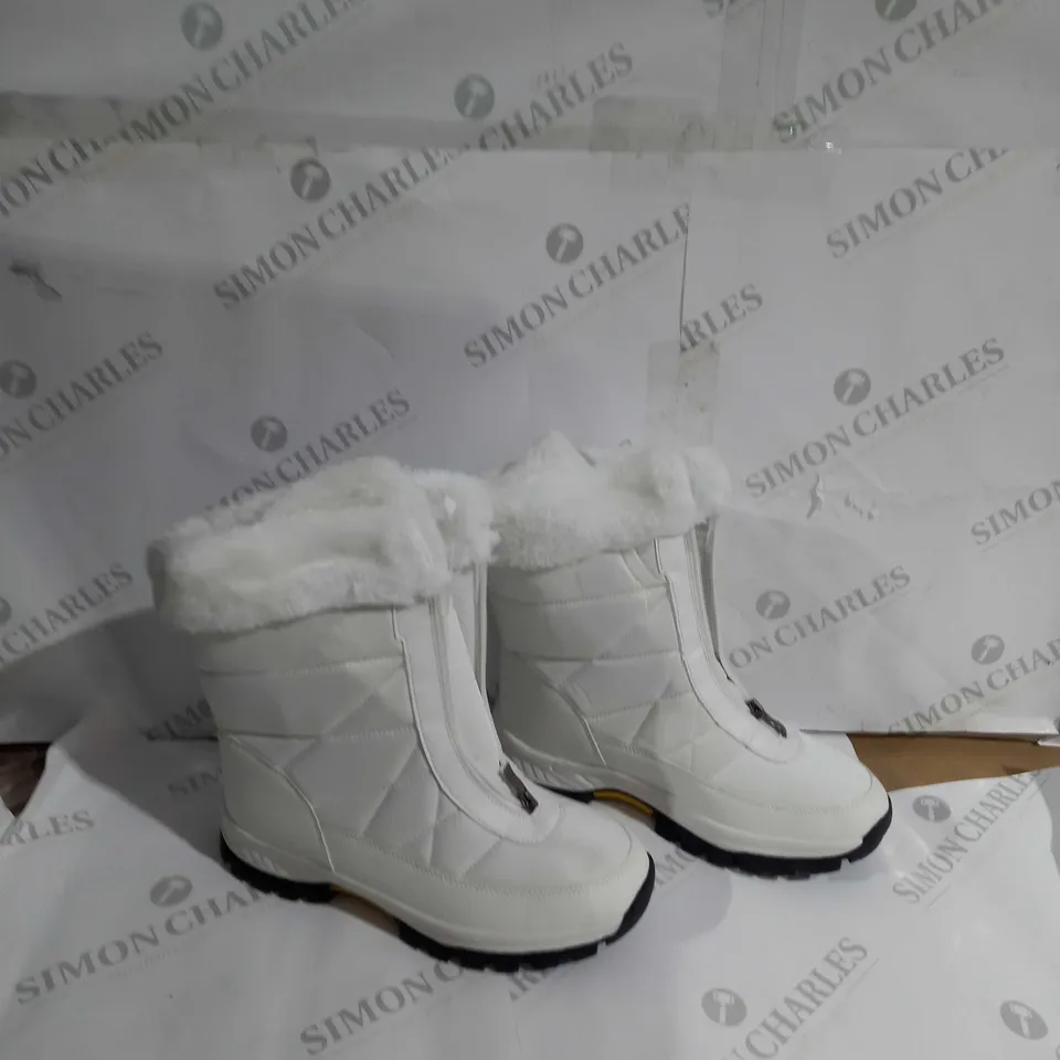 UNBOXED PAIR OF WINTER BOOTS WHITE/FUR, UNSPECIFIED SIZE