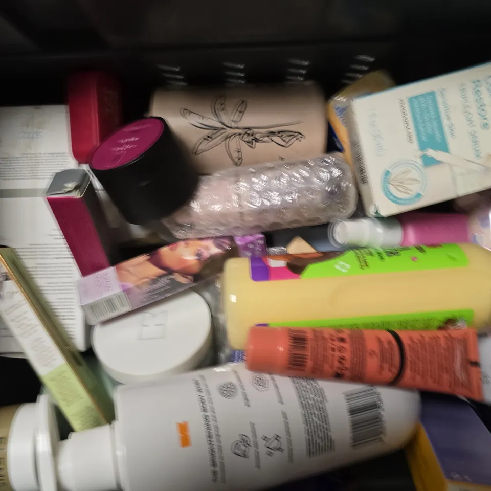 APPROXIMATELY 20 ASSORTED HEALTH & BEAUTY ITEMS TO INCLUDE - KEM SKIN THE BODY WASH , ECO SONYA FACE TAN WATER , TECHNIC PRO FILTER ENHANCER ETC