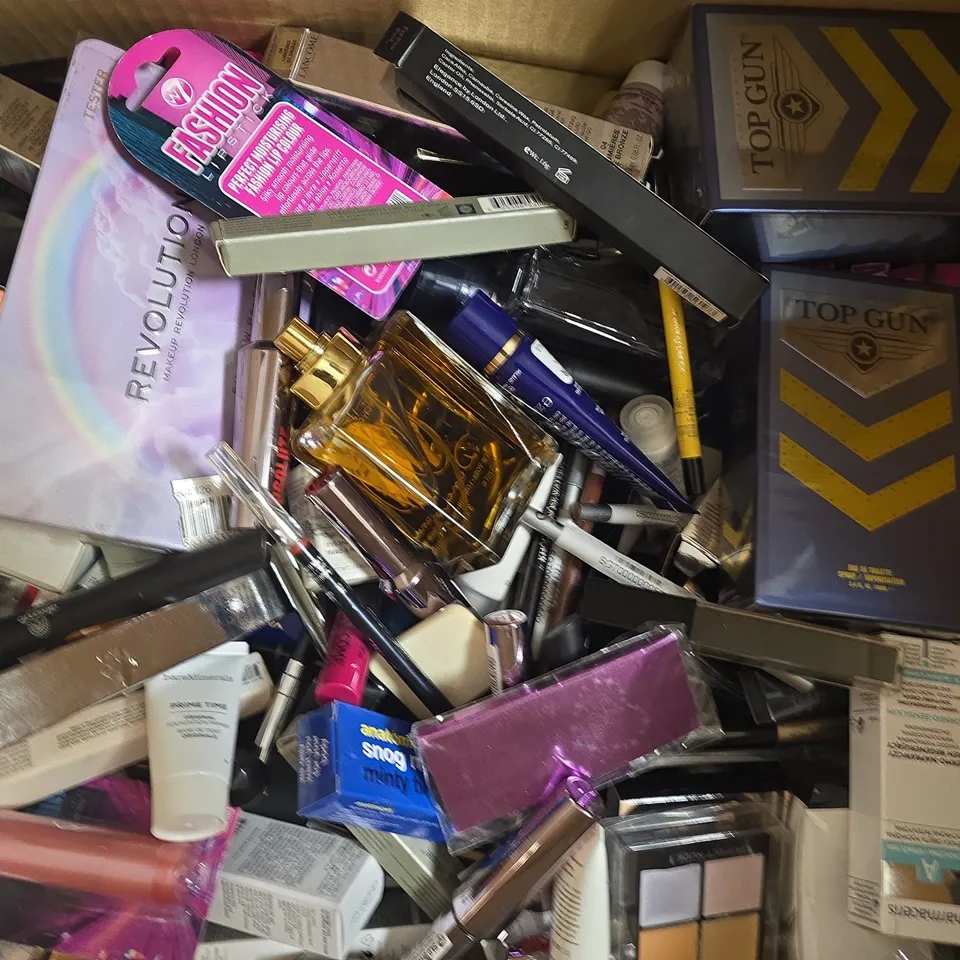 BOX OF APPROXIMATELY 45 ASSORTED COSMETIC ITEMS TO INCLUDE ALV, OXANO, LASH PRO, ETC - COLLECTION ONLY