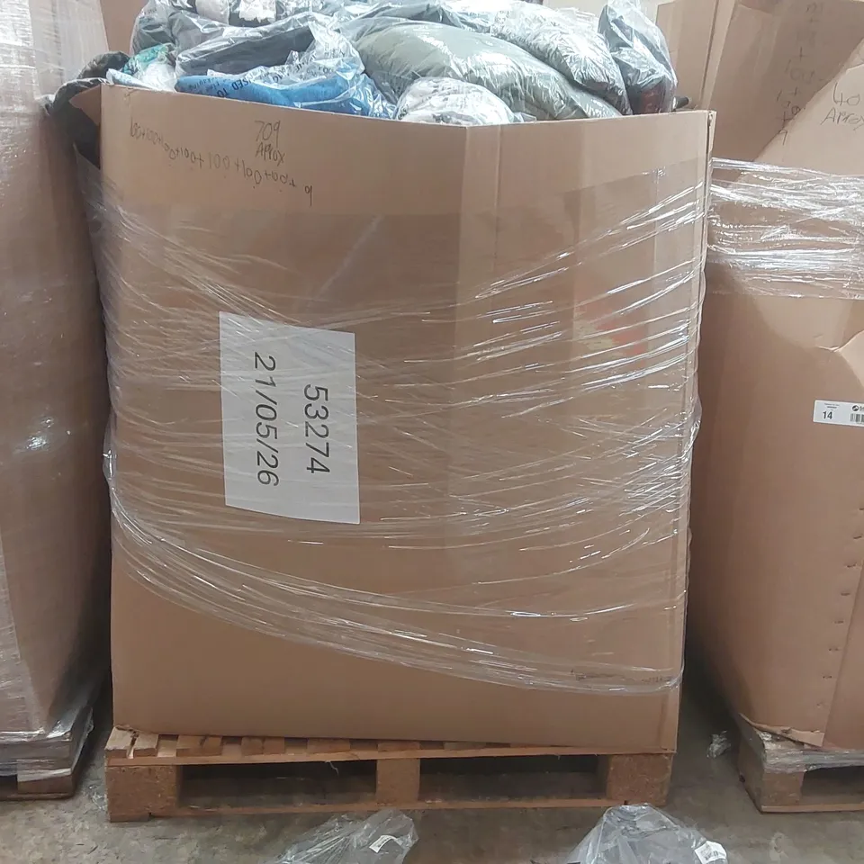 PALLET CONTAINING APPROXIMATELY 700x ASSORTED BRAND NEW DESIGNER CLOTHING ITEMS