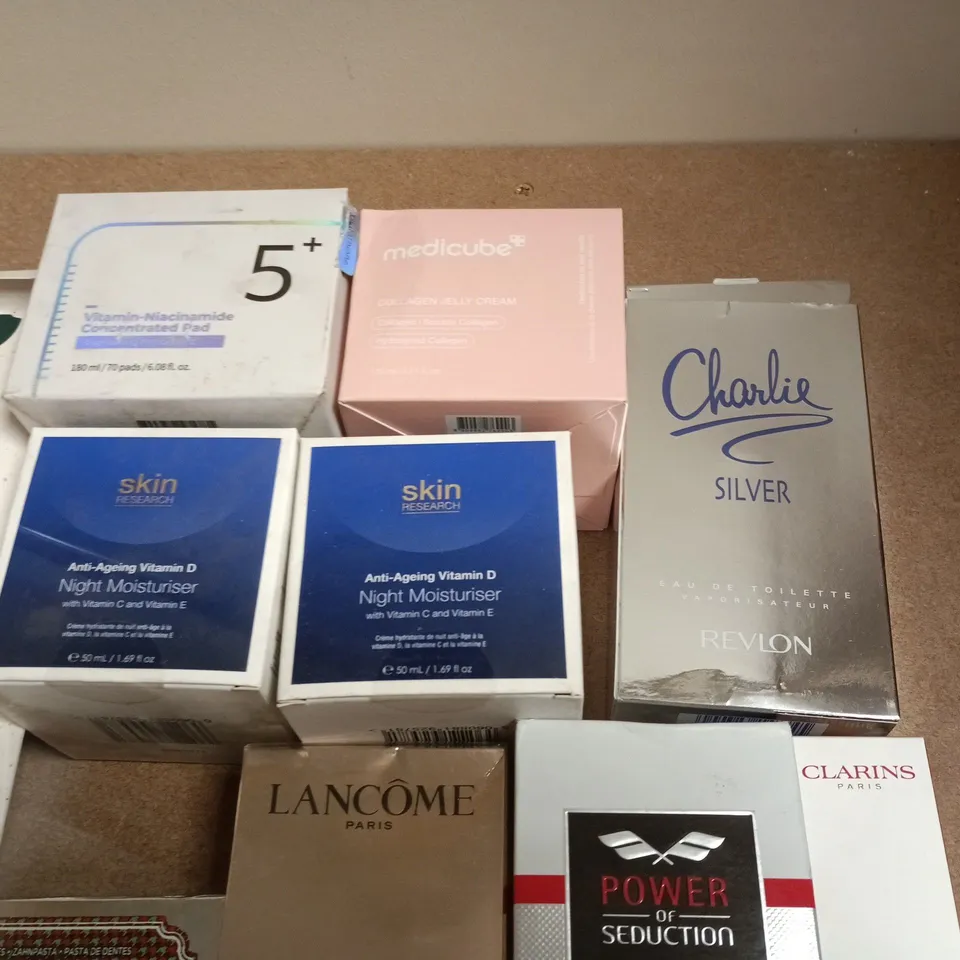 APPROXIMATELY 35 ASSORTED HEALTH & BEAUTY ITEMS: LANCÔME ABSOLUE & BLANC EXPERT CUSHION, POWER OF SEDUCTION FRAGRANCE, REVLON CHROMATICS COSMETICS, CLARINS, SKIN CHEMISTS MOISTURISERS, MARVIS TOOTHPAS