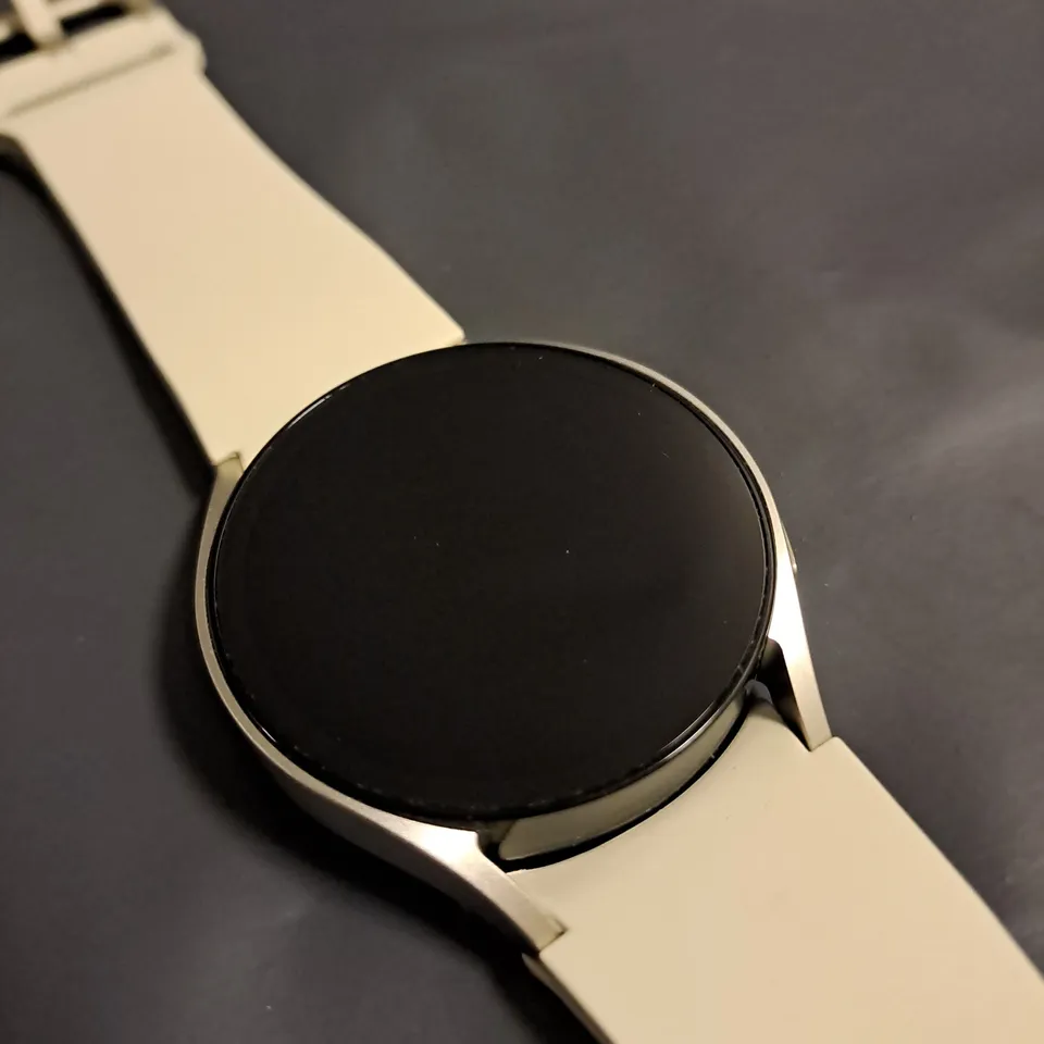 BOXED SAMSUNG GALAXY WATCH 6 40MM IN GOLD - SM-R930