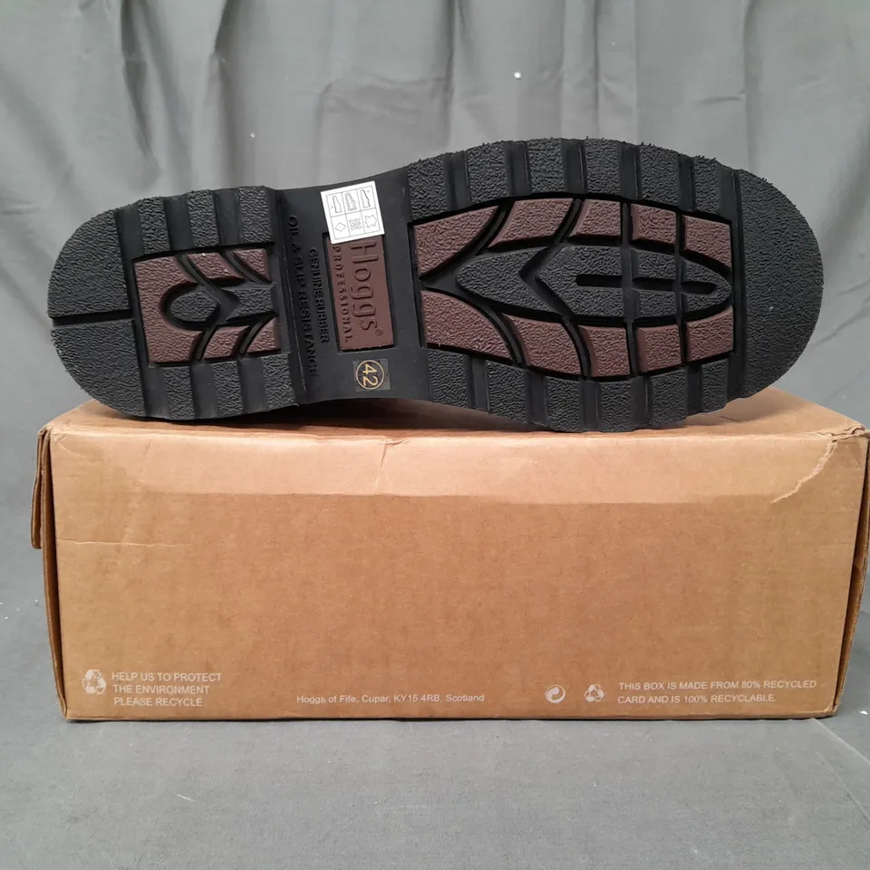 BOXED PAIR OF HOGGS WATERPROOF SHIRE PRO DEALER BOOTS IN BROWN EU SIZE 41