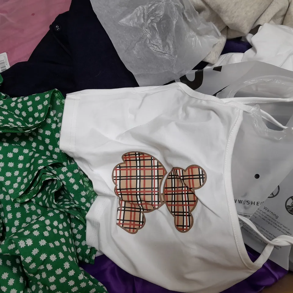 BOX OF APPROXIMATELY 25 ASSORTED CLOTHING ITEMS TO INCUDE - PANTS - SPORTS TOPS - HOODIE ETC