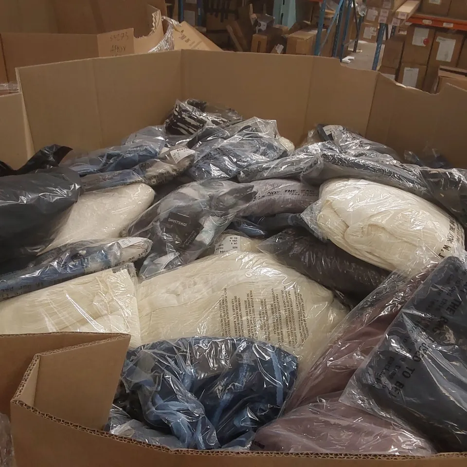 PALLET CONTAINING APPROXIMATELY 850x BRAND NEW ASSORTED DESIGNER CLOTHING ITEMS