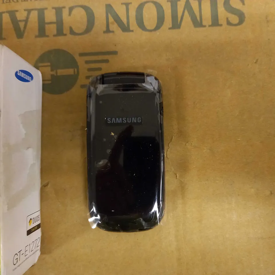 LOT OF APPROX 6 MOBILE HANDSETS TO INCLUDE SOL B1400, SAMSUNG F1272, OAKCASTLE F100
