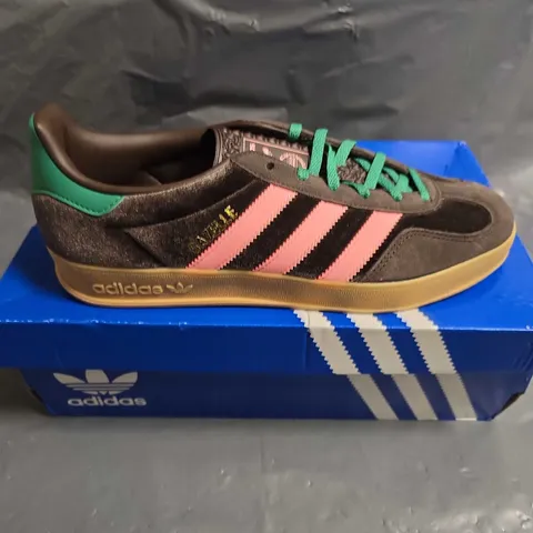 BOXED PAIR OF ADIDAS WOMENS GAZELLE INDDOR TRAINERS - UK SIZE 7