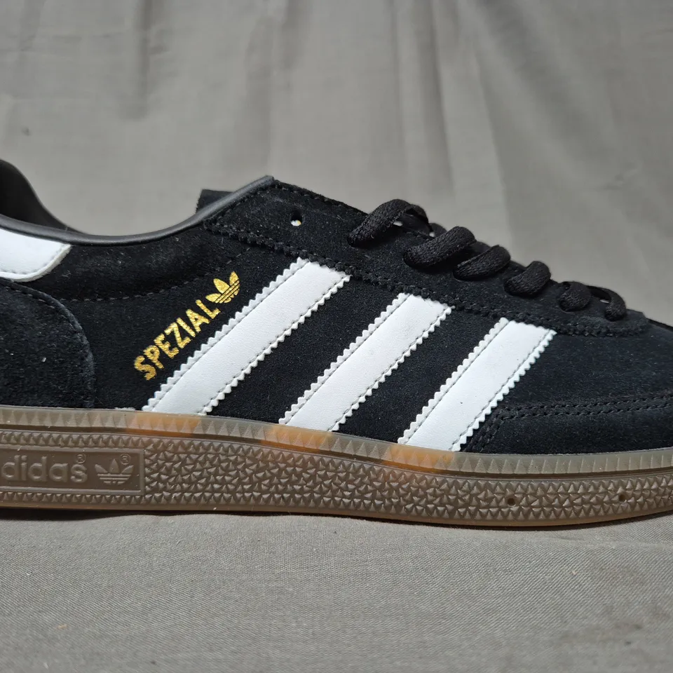 BOXED PAIR OF ADIDAS HANDBALL SPEZIAL SHOES IN BLACK/WHITE UK SIZE 8