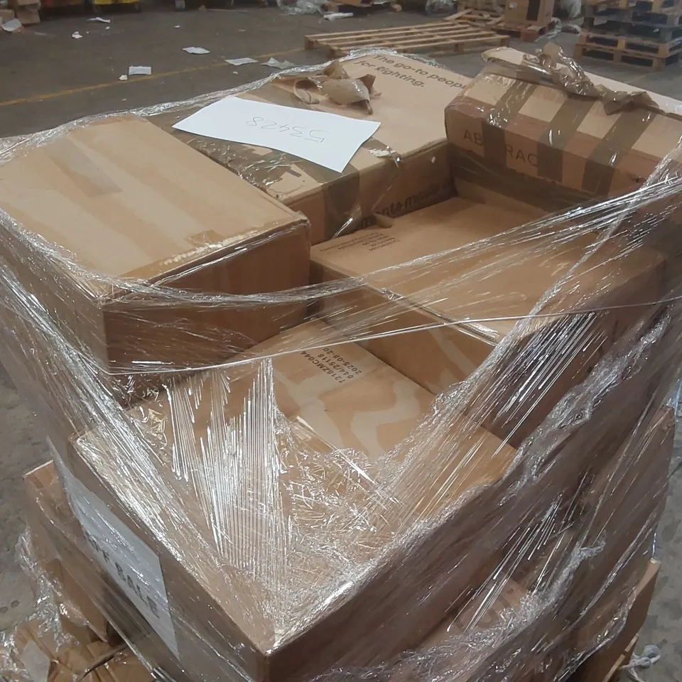PALLET CONTAINING A VERY LARGE QUANTITY OF ASSORTED LIGHTING ITEMS
