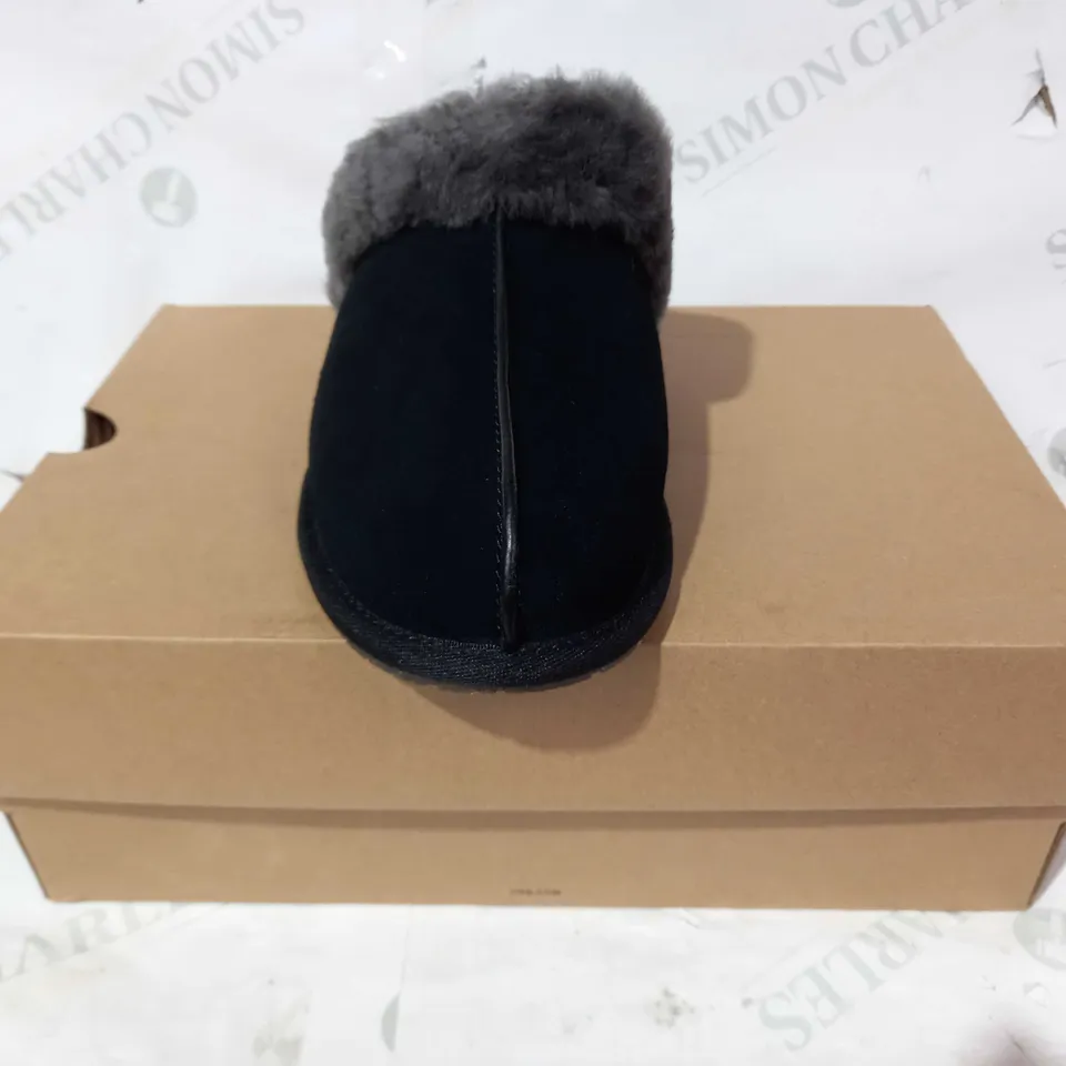 BOXED PAIR OF UGG FUR LINED SLIPPERS IN BLACK UK SIZE 6