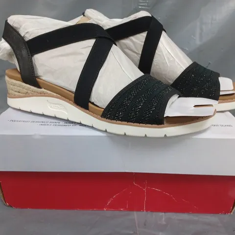 BOXED PAIR OF SKECHERS ARCH FIT SANDALS IN BLACK SIZE 7