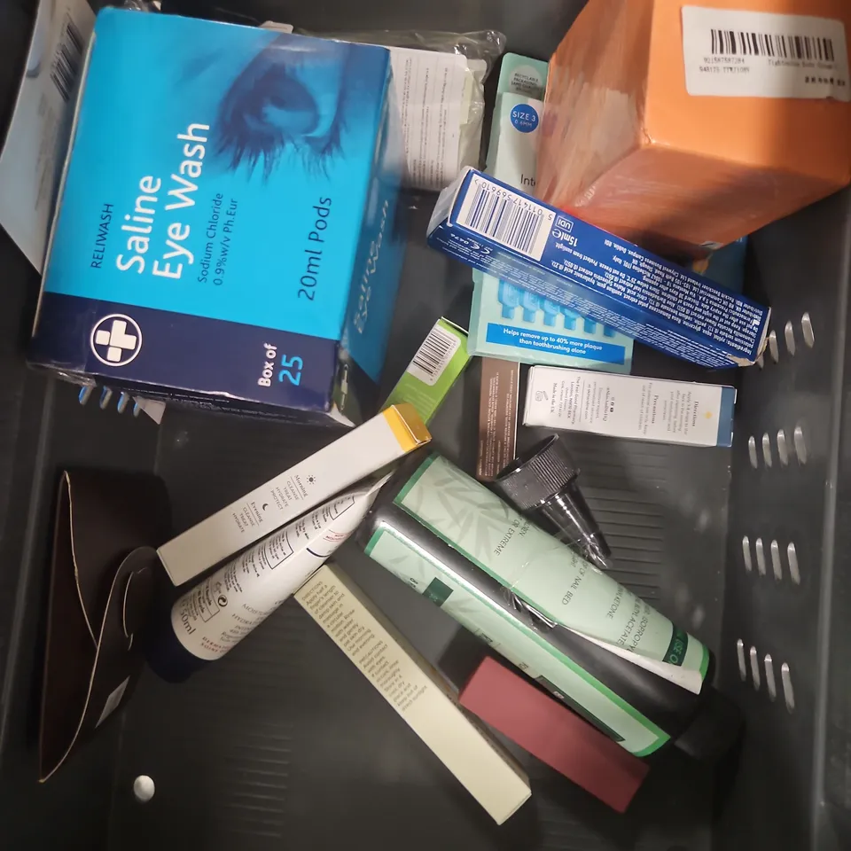 APPROXIMATEY 20 ASSORTED HEALTH AND BEAUTY PRODUCTS TO INCLUDE - BYOMA BRIGHTENING SERUM - CERAVE MOISTURISING LOTION - NURSEN HAND CREAM - ETC