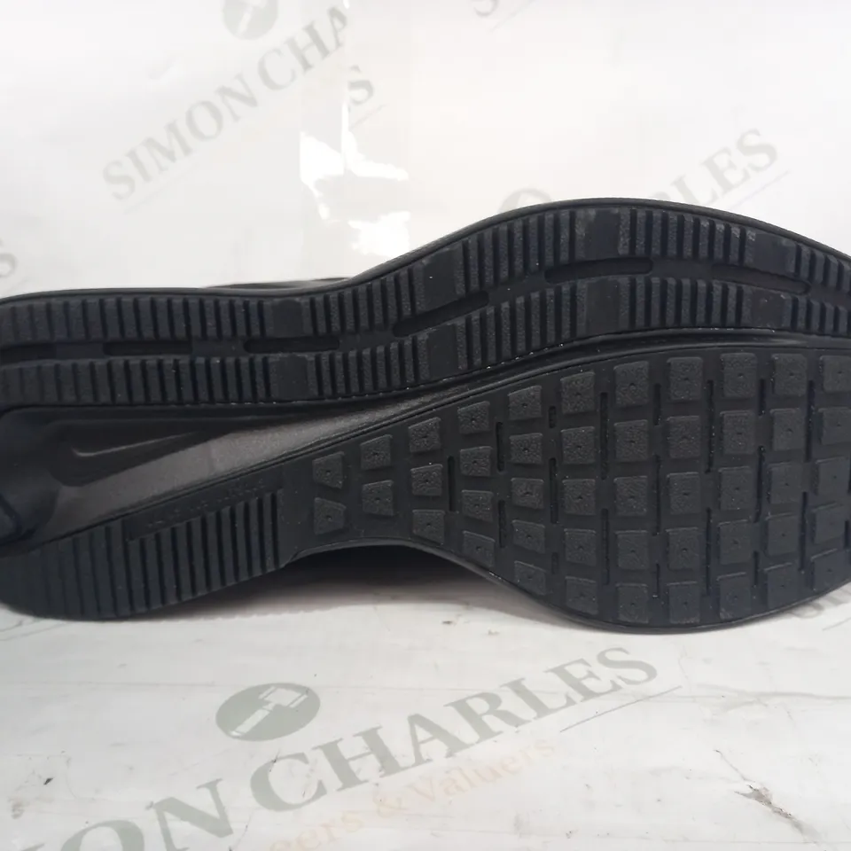 BOXED PAIR OF NIKE SWIFT 3 TRAINERS IN BLACK UK SIZE 11