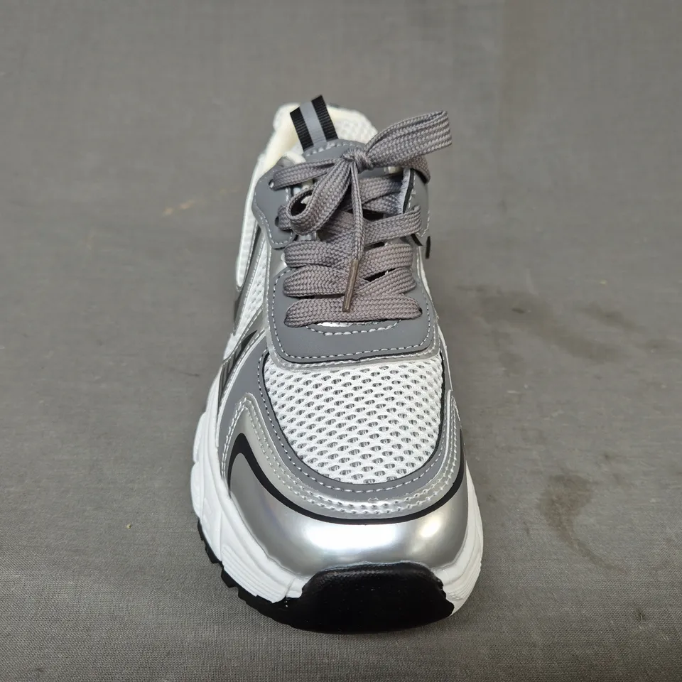 BOXED PAIR OF DESIGNER KID'S TRAINERS IN WHITE/GREY/SILVER EU SIZE 35