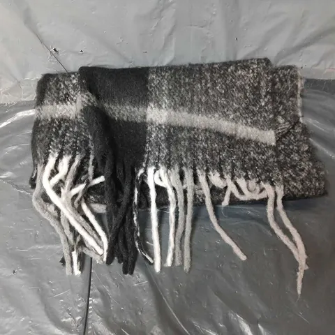 RADLEY LONDON FLUFFY CHECK SCARF IN BLACK/WHITE