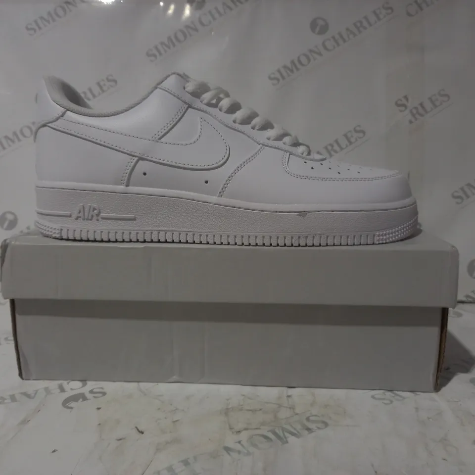 BOXED PAIR OF NIKE AIR FORCE 1 '07 SHOES IN WHITE UK SIZE 11