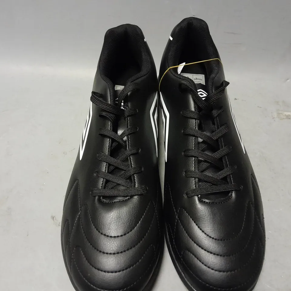 PAIR OF UMBRO ATTACCANTE ASTROTURF FOOTBALL BOOTS IN BLACK - UK 11