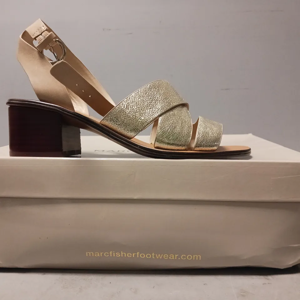 BOXED PAIR OF MARC FISHER OPEN TOE LOW BLOCK HEEL SANDALS IN METALLIC GOLD SIZE 7