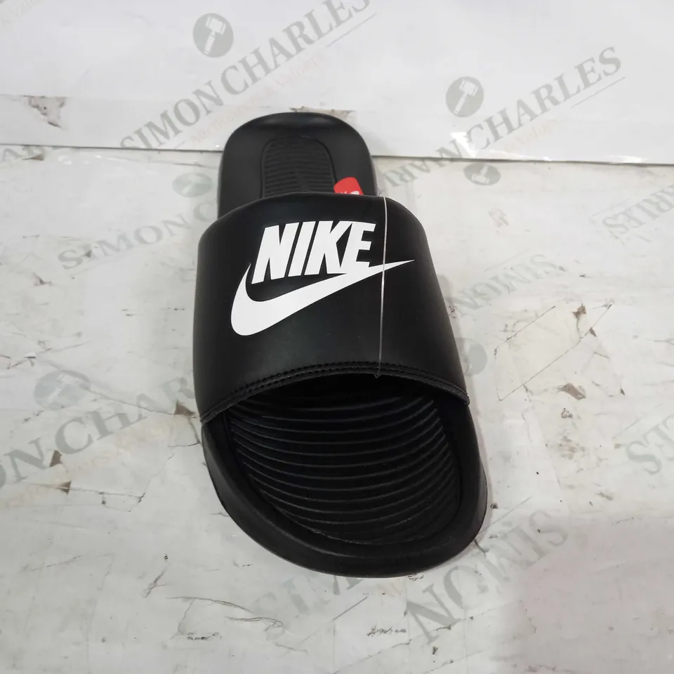 BOXED PAIR OF NIKE VICTORI ONE SLIDERS IN BLACK UK SIZE 10