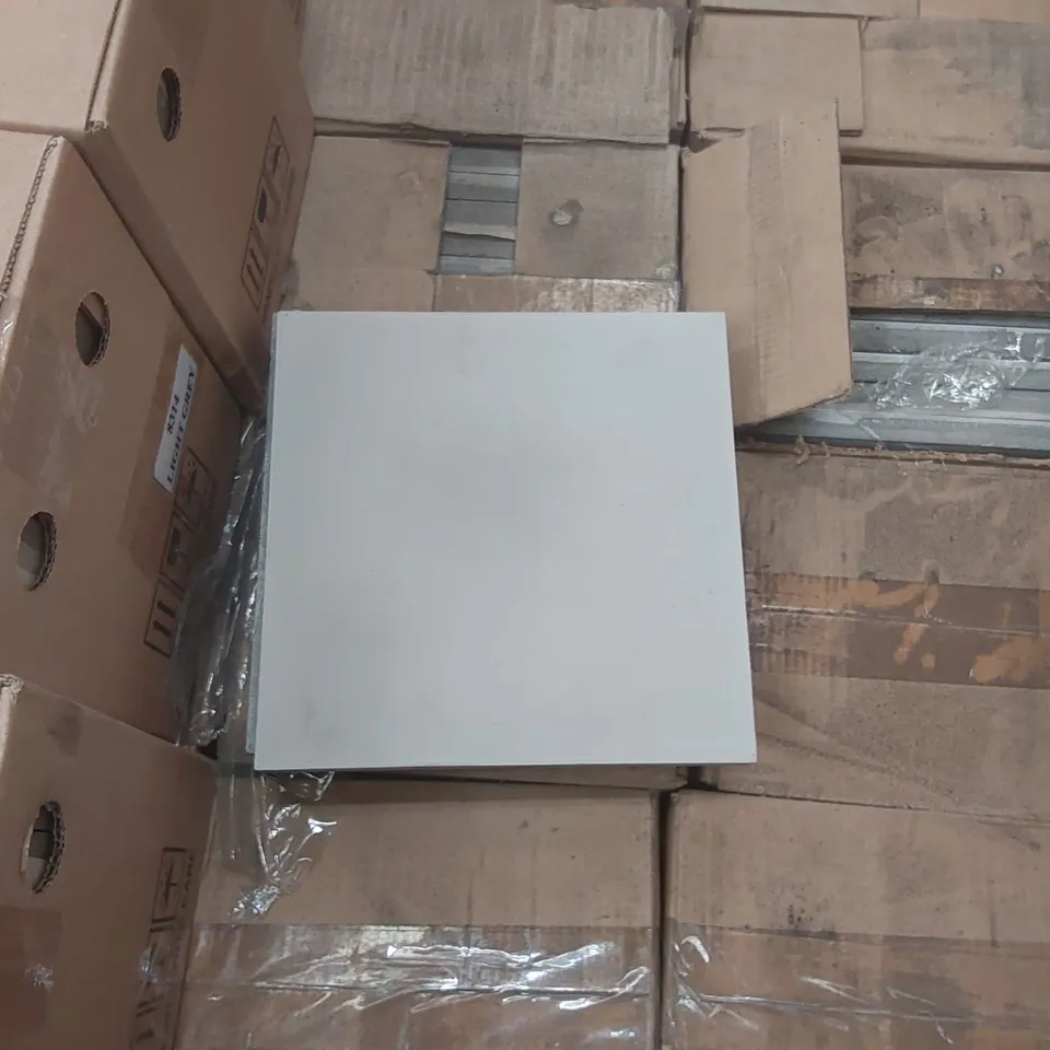 PALLET CONTAINING APPROXIMATELY 553x BRAND NEW LIGHT GREY ENCAUSTIC TILES - 20 x 20cm