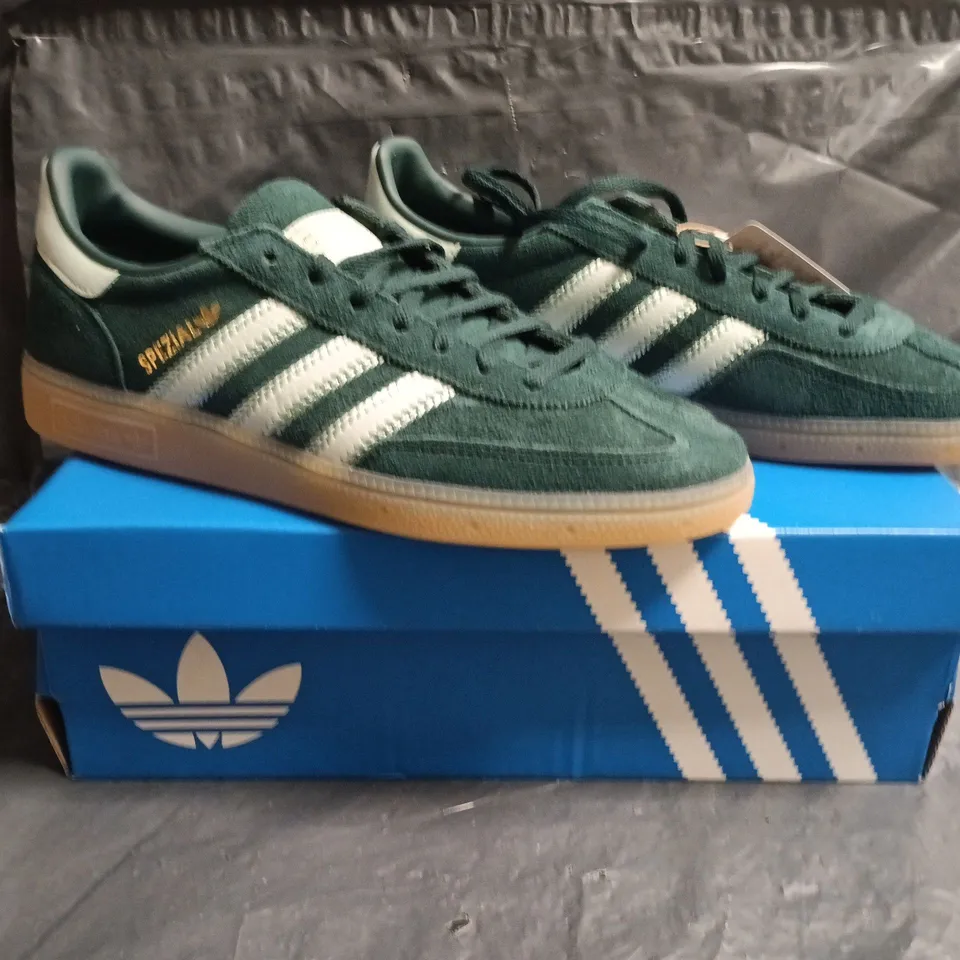 BOXED PAIR OF ADIDAS HANDBALL SPEZIAL SHOES IN GREEN SIZE UK 8