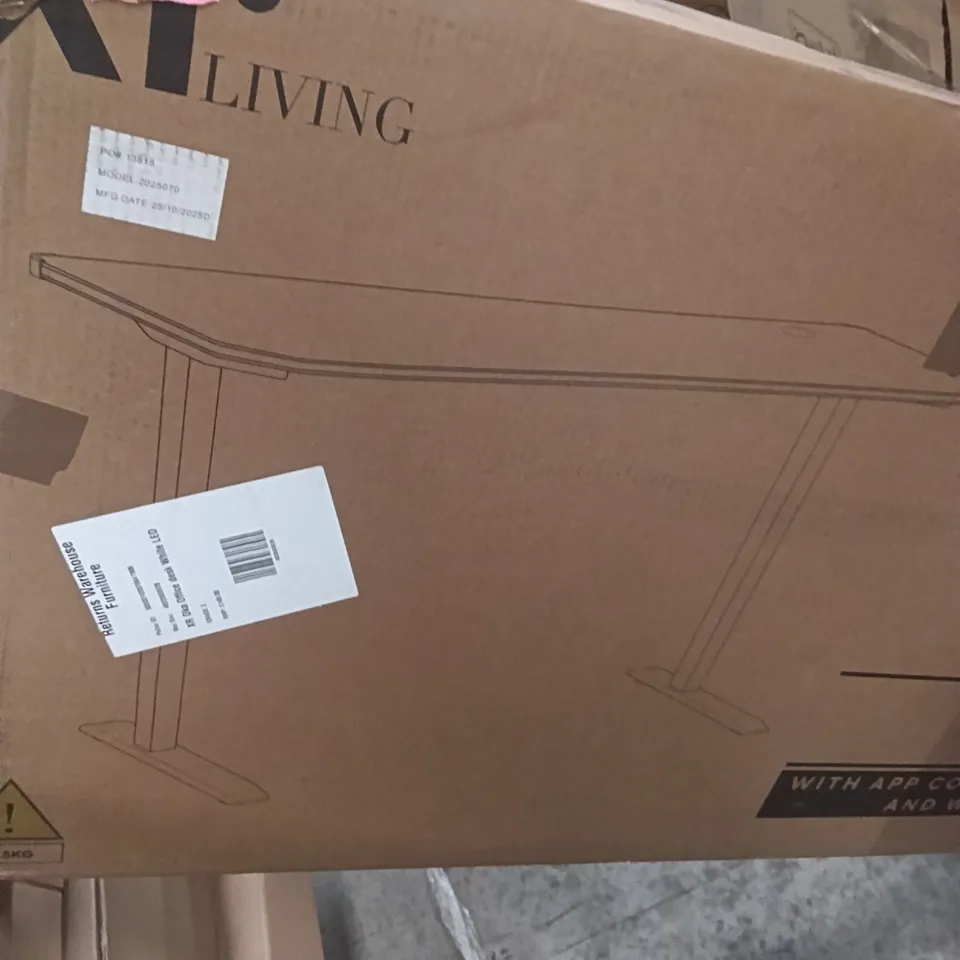 BOXED XR OKA OFFICE DESK WHITE LED
