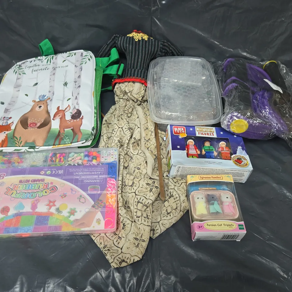 APPROXIMATELY 8 ASSORTED TOYS AND GAMES TO INCLUDE LOOM BANDS, BLOCK TECH AND LUNCH BOX