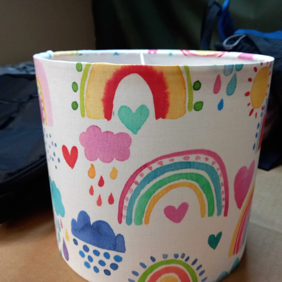 LARGE BOX OF APPROXIMATELY 15 ASSORTED HOUSEHOLD ITEMS TO INCLUDE: THROWS, LAMPSHADE, BAGS