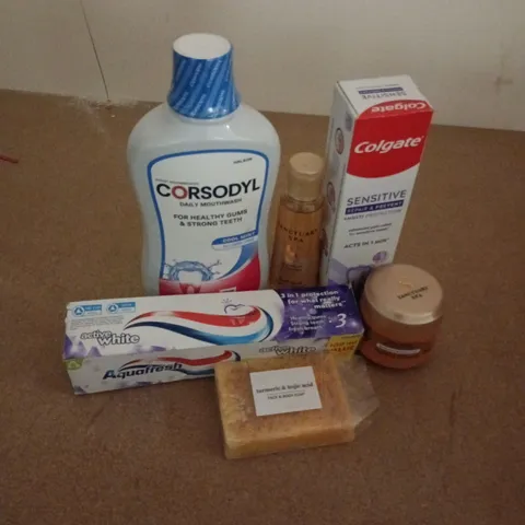 APPROXIMATELY 15 ASSORTED HEALTH & BEAUTY PRODUCTS TO INCLUDE CORSODYL DAILY MOUTHWASH, SANCTUARY SPA BODY BUTTER, FACE & BODY SOAP, ETC - COLLECTION ONLY