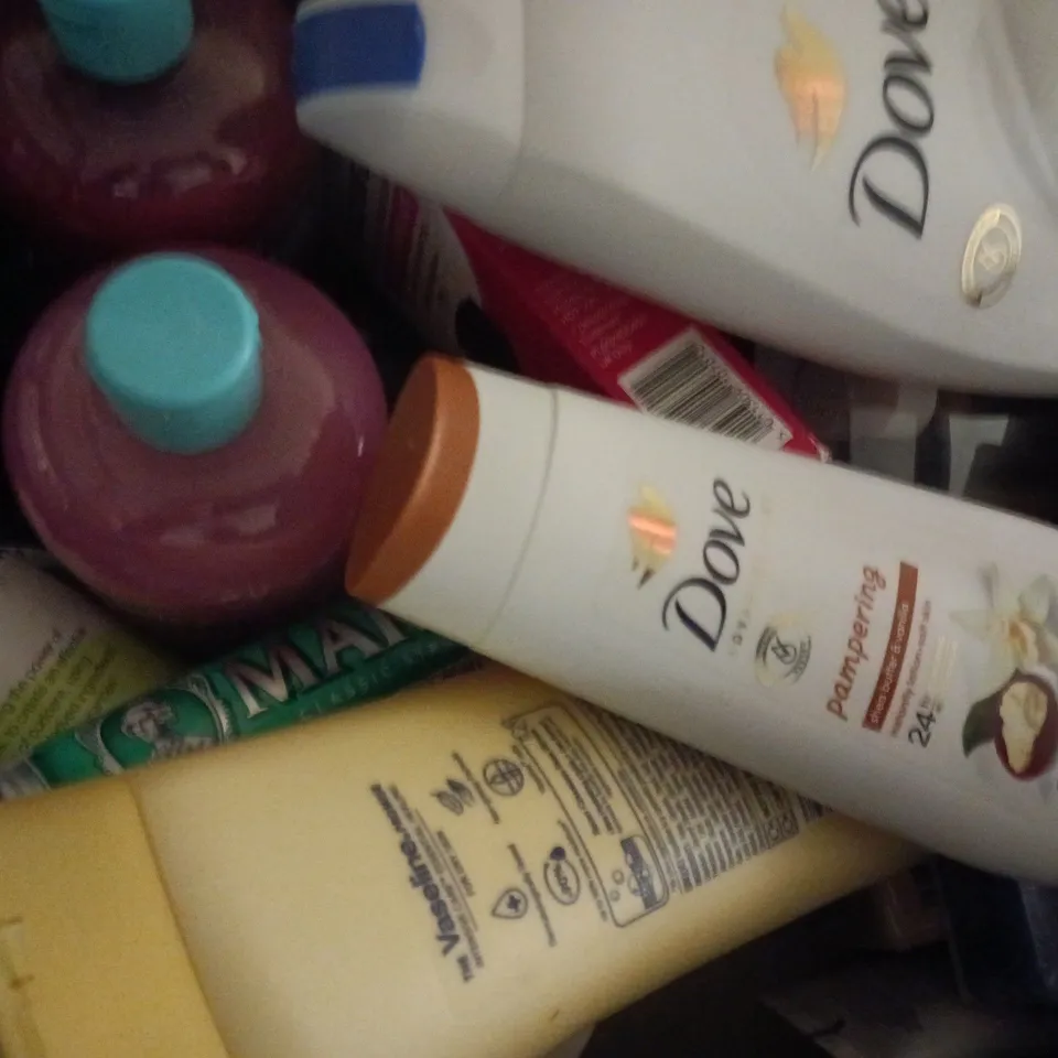 APPROXIMATELY 12 ASSORTED COSMETIC ITEMS TO INCLUDE DOVE, JOHN FRIEDA, ETC - COLLECTION ONLY
