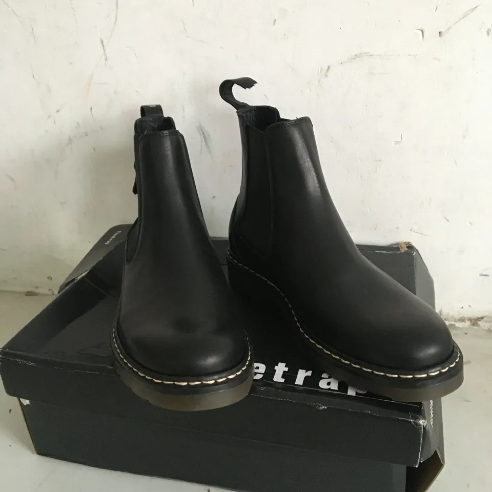 BOXED PAIR OF SIZE 6 BLACK FIRETRAP BOOTS 