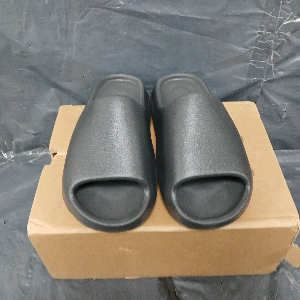 BOXED PAIR OF YEEZY SLIDES - UK SIZE 9