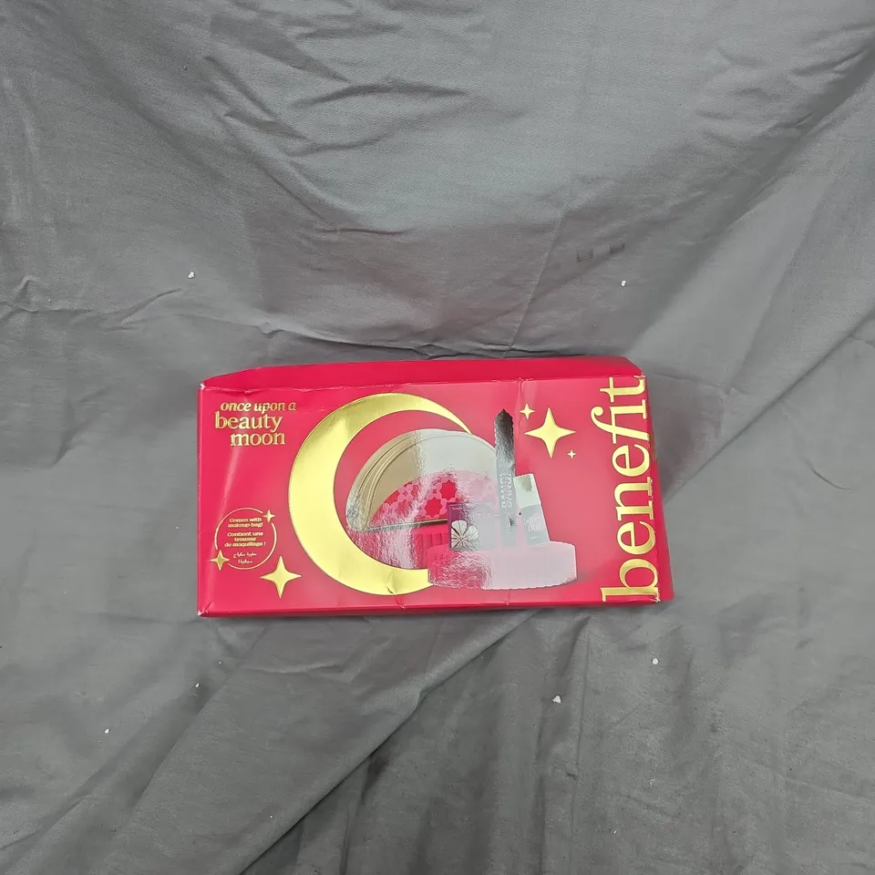 BENEFIT MAKE-UP POUCH SET WITH HOOLA BRONZER MINI, BENETINT & MASCARA – PINK/GOLD