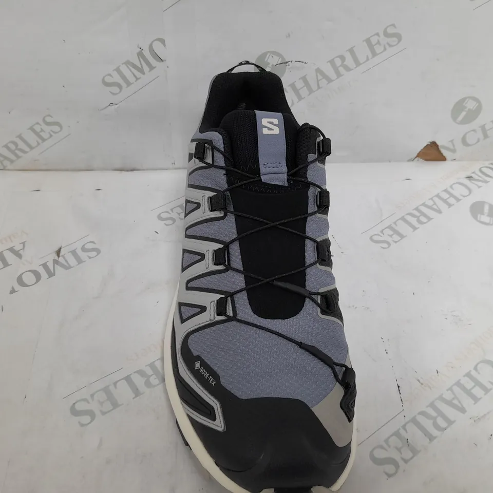 PAIR OF SALOMON PRO GORETEXT TRAINERS IN BLUE/BLACK/WHITE - UK 7