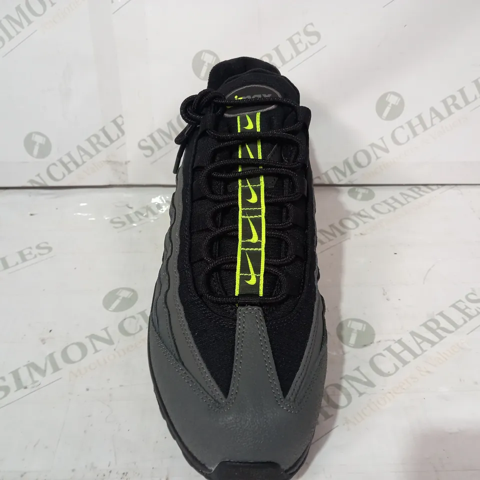 BOXED PAIR OF NIKE AIR MAX 95 SHOES IN GREY/BLACK UK SIZE 8