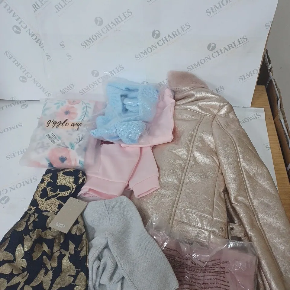 BOX OF ASSORTED CHILDRENS CLOTHING VARYING IN SIZE/COLOUR/STYLE TO INCLUDE:  TOPS, DRESSES, JUMPERS